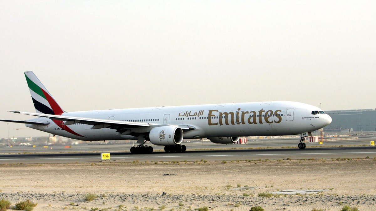 Un avión de fabricación estadounidense Boeing 777-300ER, perteneciente a la aerolínea Emirates de Dubai.