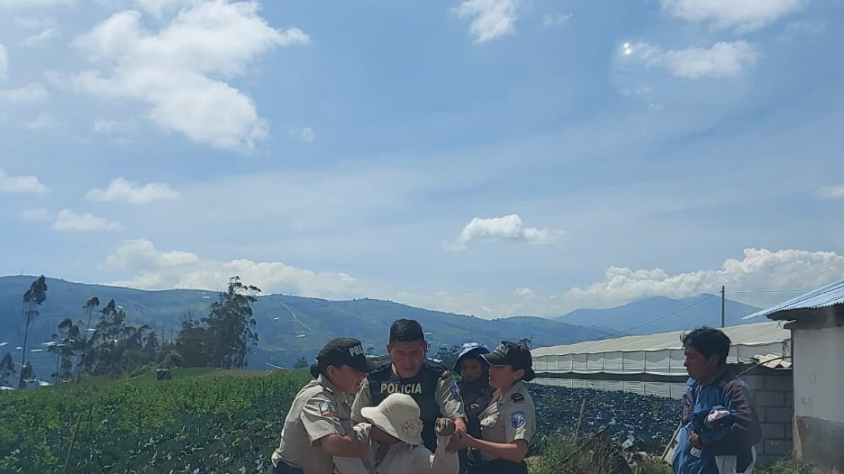 Momento en que la madre agresora fue detenida por la Policía.
