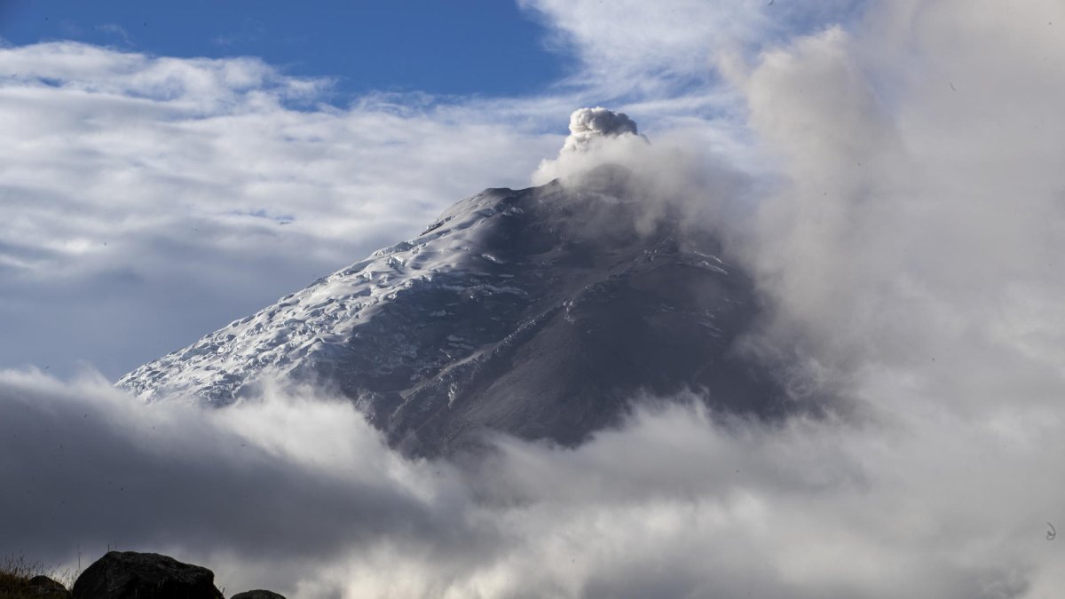 Fotografía de archivo del volcán Cotopaxi, en los cantones Quito y Mejía, en la provincia de Pichincha (Ecuador).