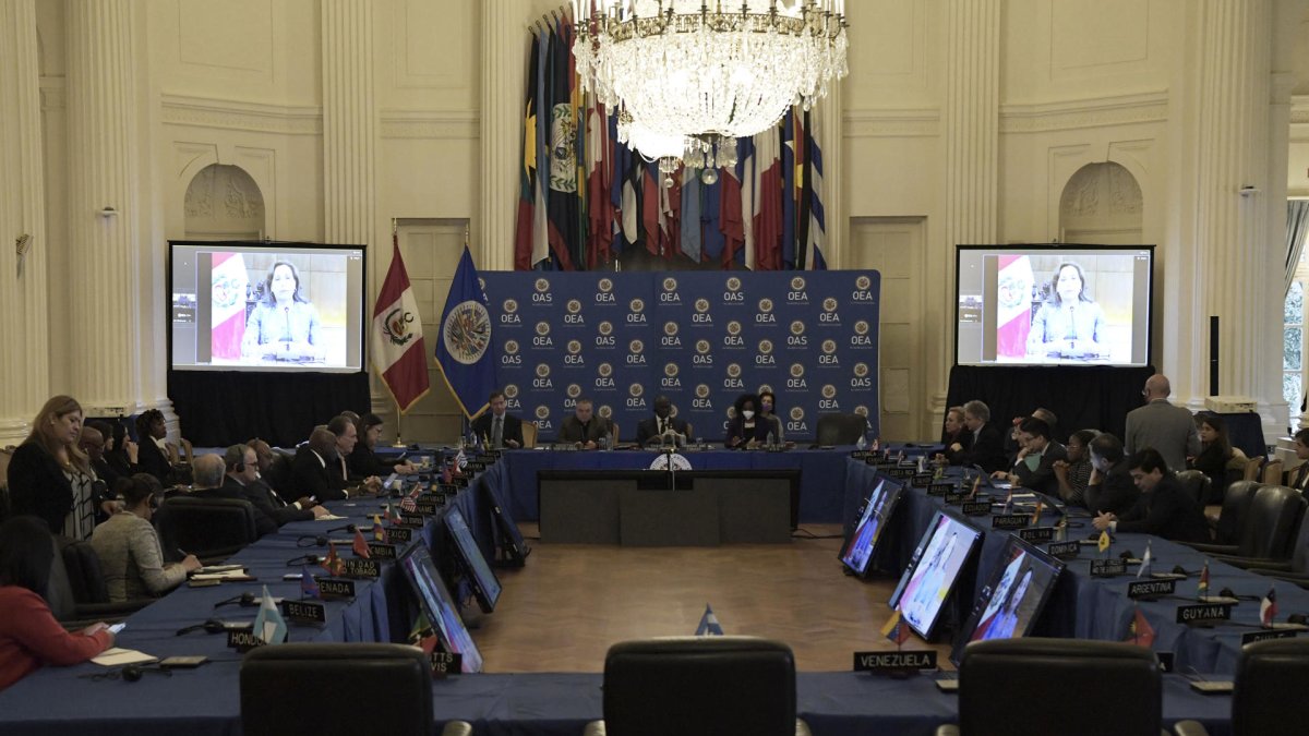 La presidenta peruana, Dina Boluarte (en pantalla), habla durante una intervención virtual ante el Consejo Permanente de la Organización de Estados Americanos (OEA).