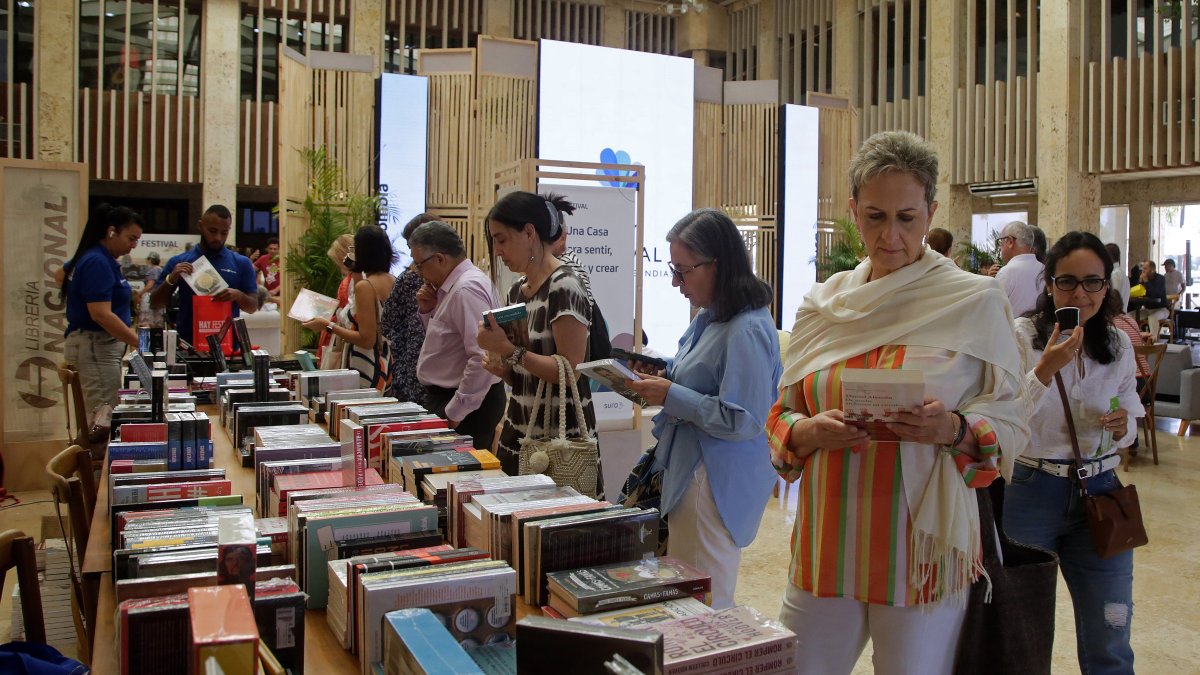 Cartagena. Varias personas compran libros de los escritores que participaron en el evento de la literatura universal Hay Festival.