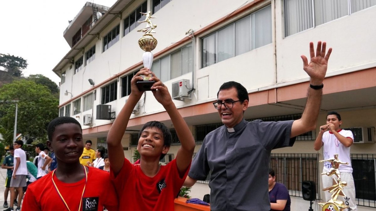 Ganadores. Jugadores de la parroquia Santa Rosa de Lima festejan.