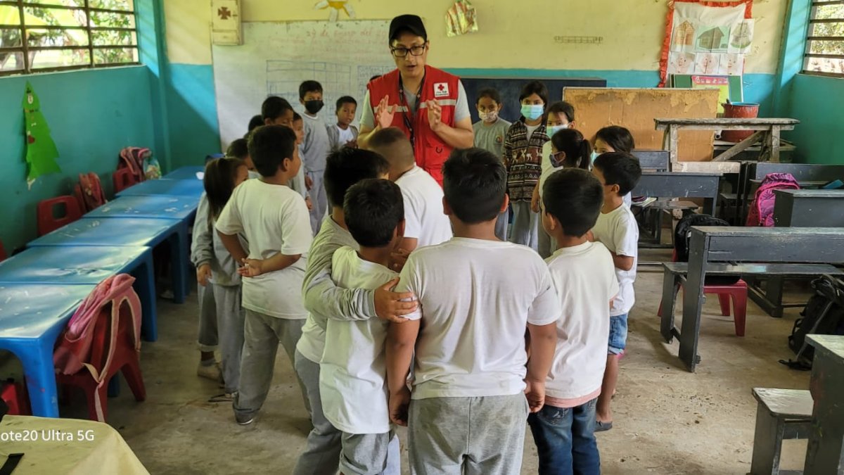 Visita. Un voluntario lidera una actividad con un grupo de alumnos de un plantel rural de la provincia del Guayas.