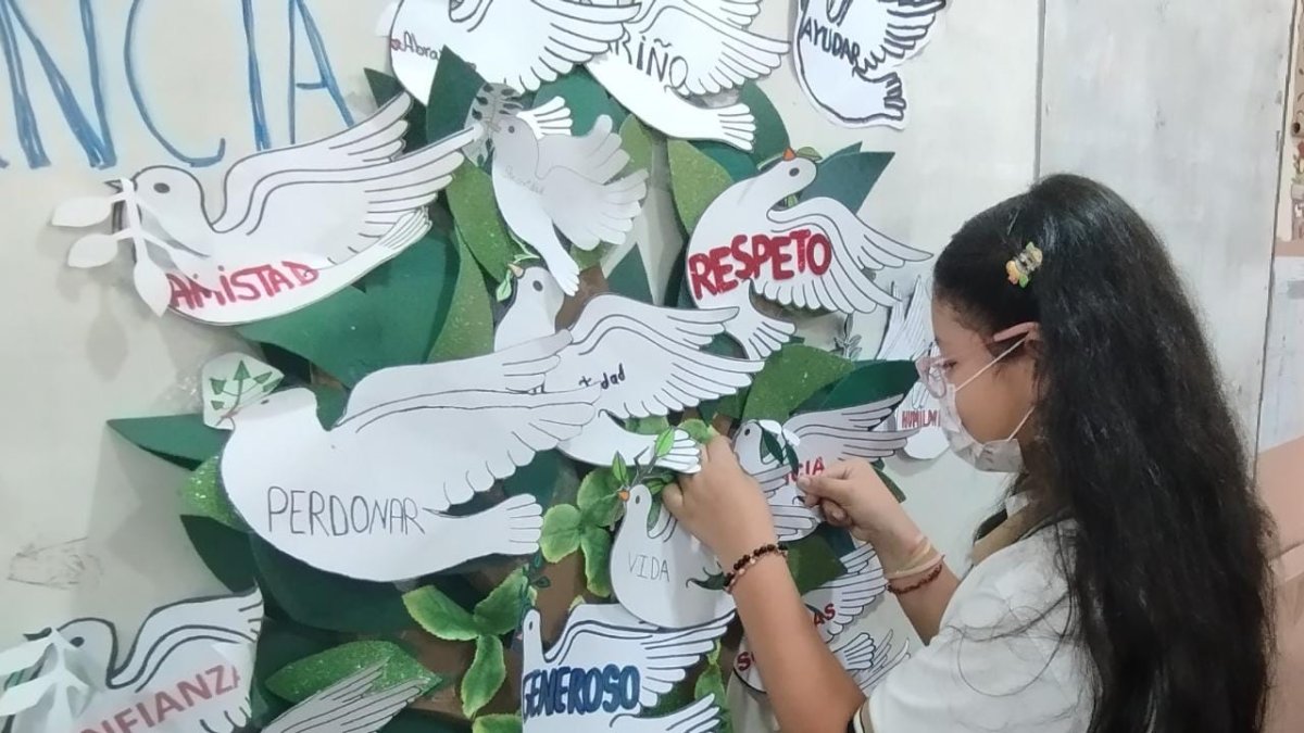 Los estudiantes elaboraron dibujos donde expresaron sus anhelos de vivir en un ambiente de paz.