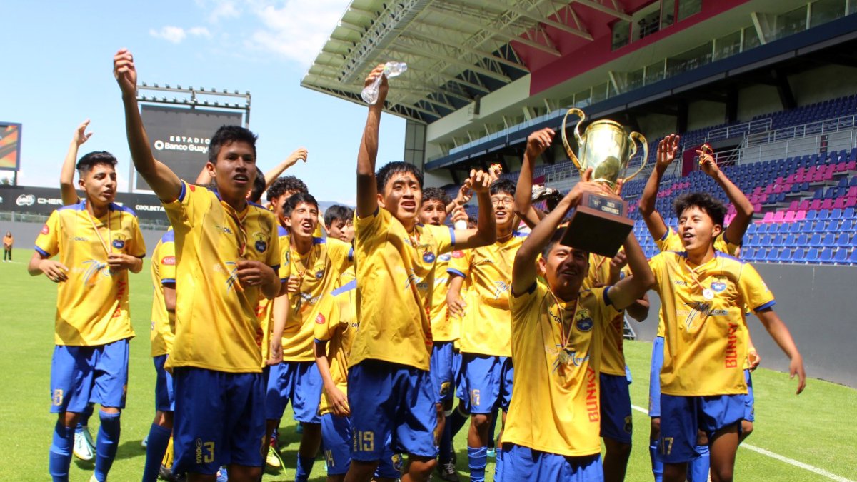 Los jugadores del Mejía dieron la tradicional vuelta olímpica en la cancha del Independiente del Valle.