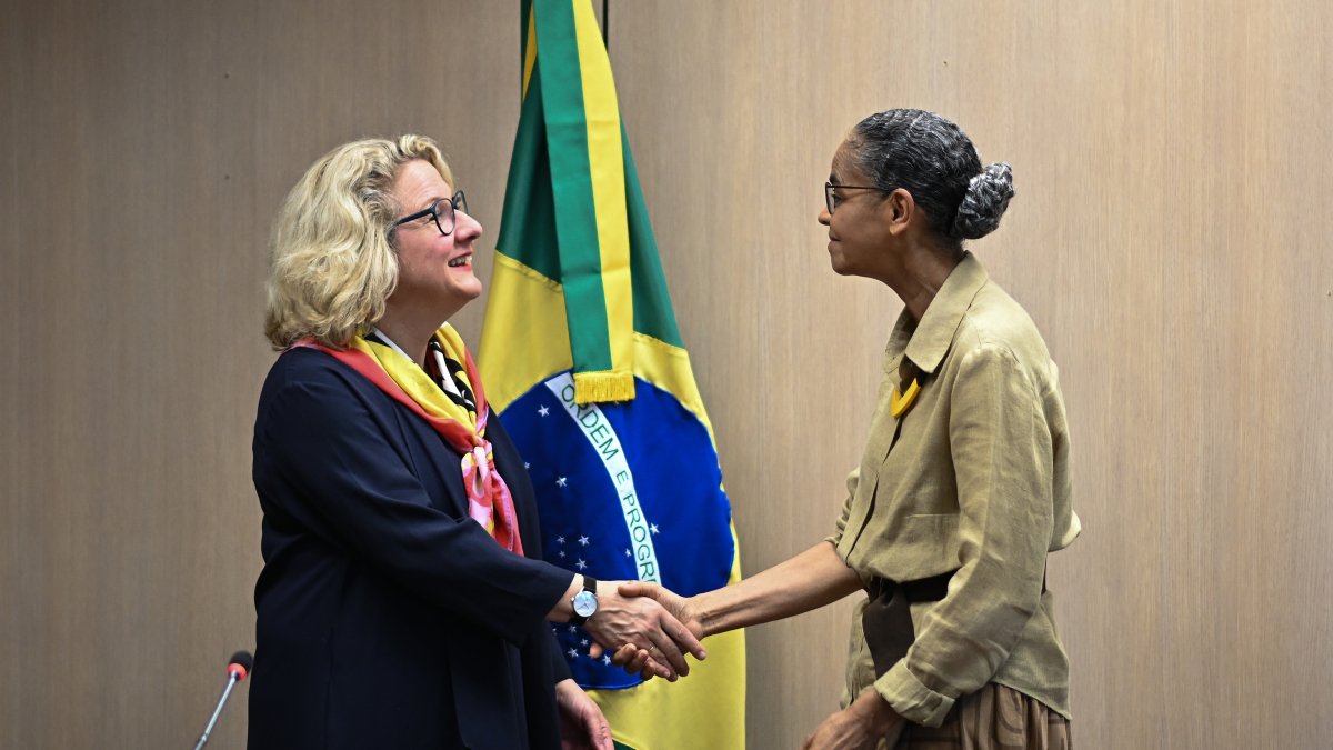 La ministra de Medio Ambiente y Cambio Climático de Brasil, Marina Silva (d), y la ministra federal de Cooperación Económica y Desarrollo de Alemania, Svenja Schulze, se saludan. EFE/ 