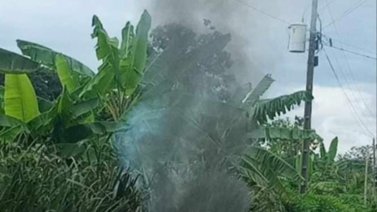 Manabí. La moto en la que iban los sicarios fue incinerada en la vía.