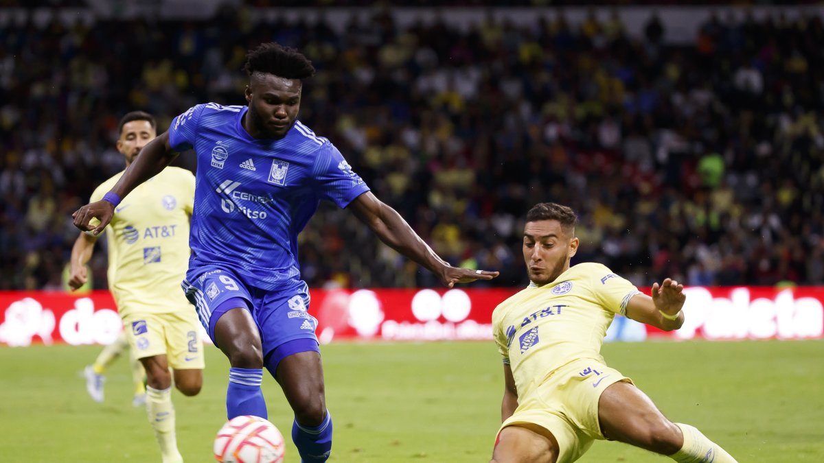 Jordy Caicedo (i), tras un 2022 muy irregular, se presta a jugar el primer partido con su nuevo equipo, en Turquía.