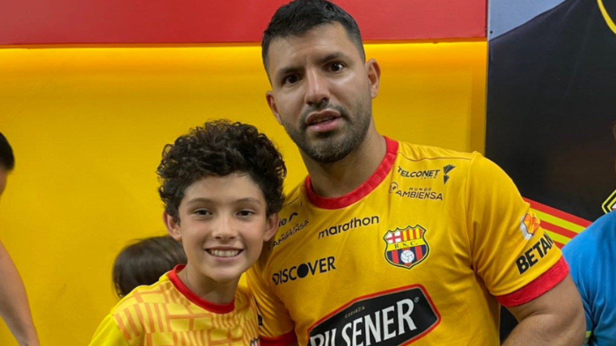 Daniel Fernández, hincha canario, junto a Sergio Agüero, antes de salir al campo de juego.