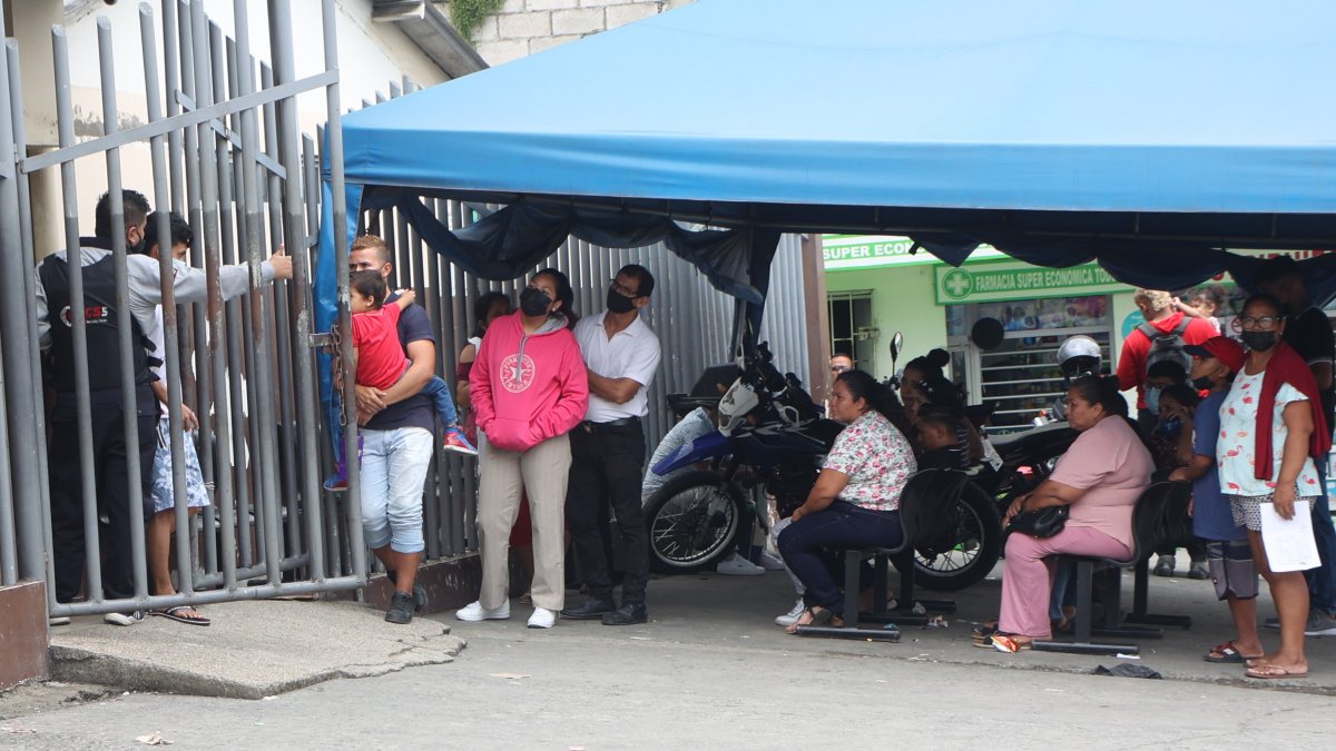 Guayaquil. En los centros de salud públicos existen ya personas que acuden con fiebre, diarrea y vómito.
