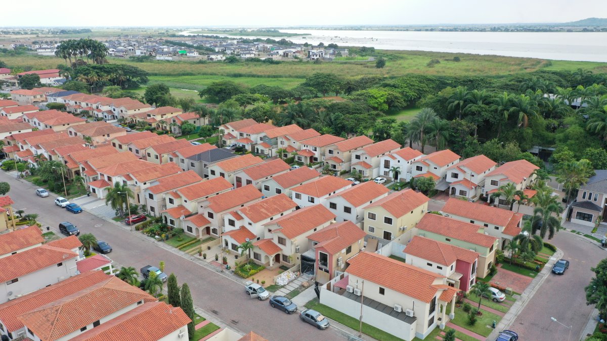 Sector. Diferentes conjuntos habitacionales se levantan en la parroquia urbana La Puntilla, en Samborondón, donde rige la citada ordenanza.