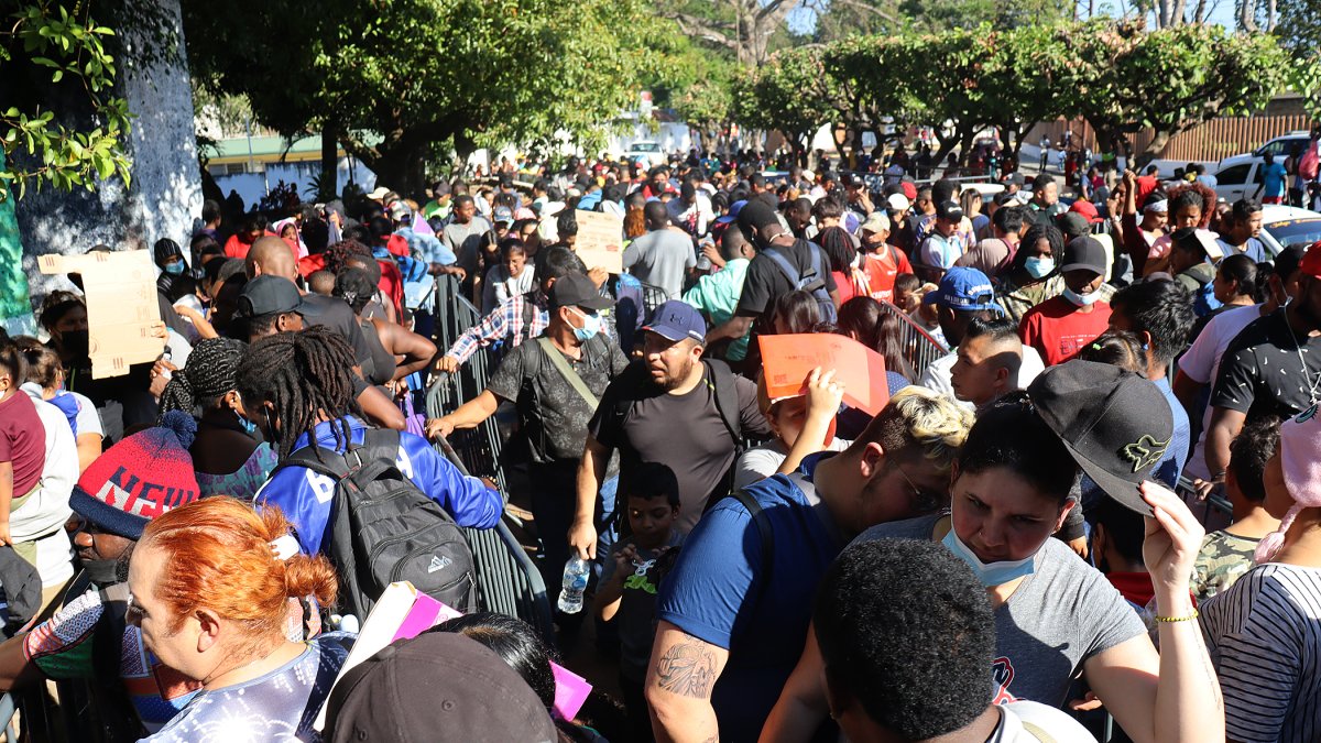 Personas migrantes de diversas nacionalidades hacen fila para tramitar papeles migratorios hoy, en la ciudad de Tapachula en Chiapas (México). EFE/ Juan Manuel Blanco
