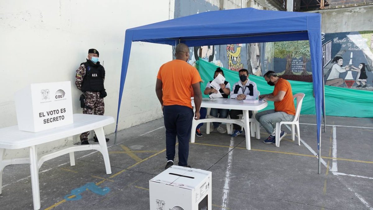 Referencia. Con esta foto, funcionarios del CNE aplaudían la participación de los PPL en las urnas en 2021.