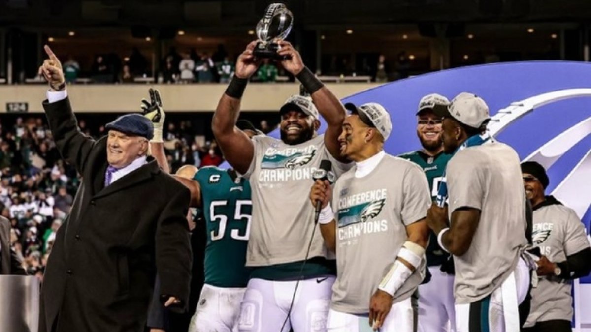 Los Philadelphia Eagles, tras consagrarse campeones de la Conferencia Nacional luego de vencer a los San Francisco 49ers, jugarán el Super Bowl ante los Chiefs.