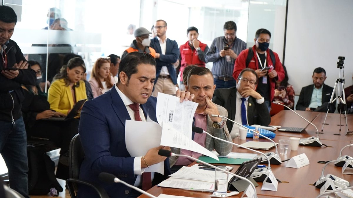 Comparecencia. El correísta Ronny Aleaga dijo que con Leonardo Cortázar, que aparece a su lado en la foto de la piscina, no tiene relación alguna.