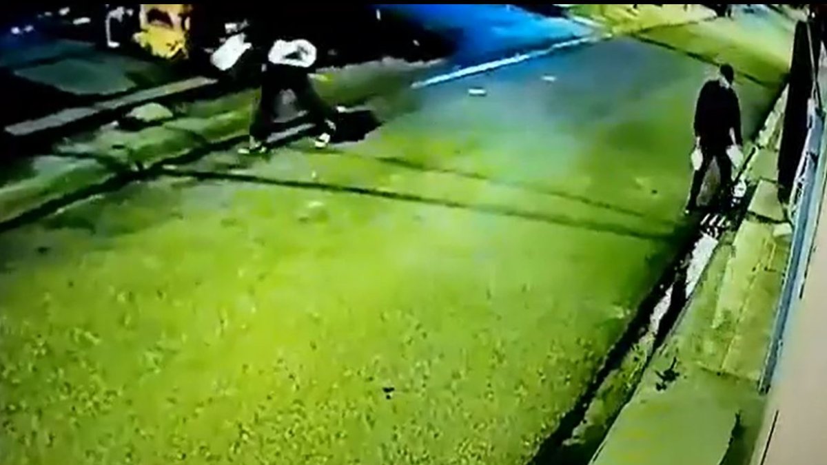 Se observa en la madrugada del 31 de enero a varios sujetos repartiendo panfletos.