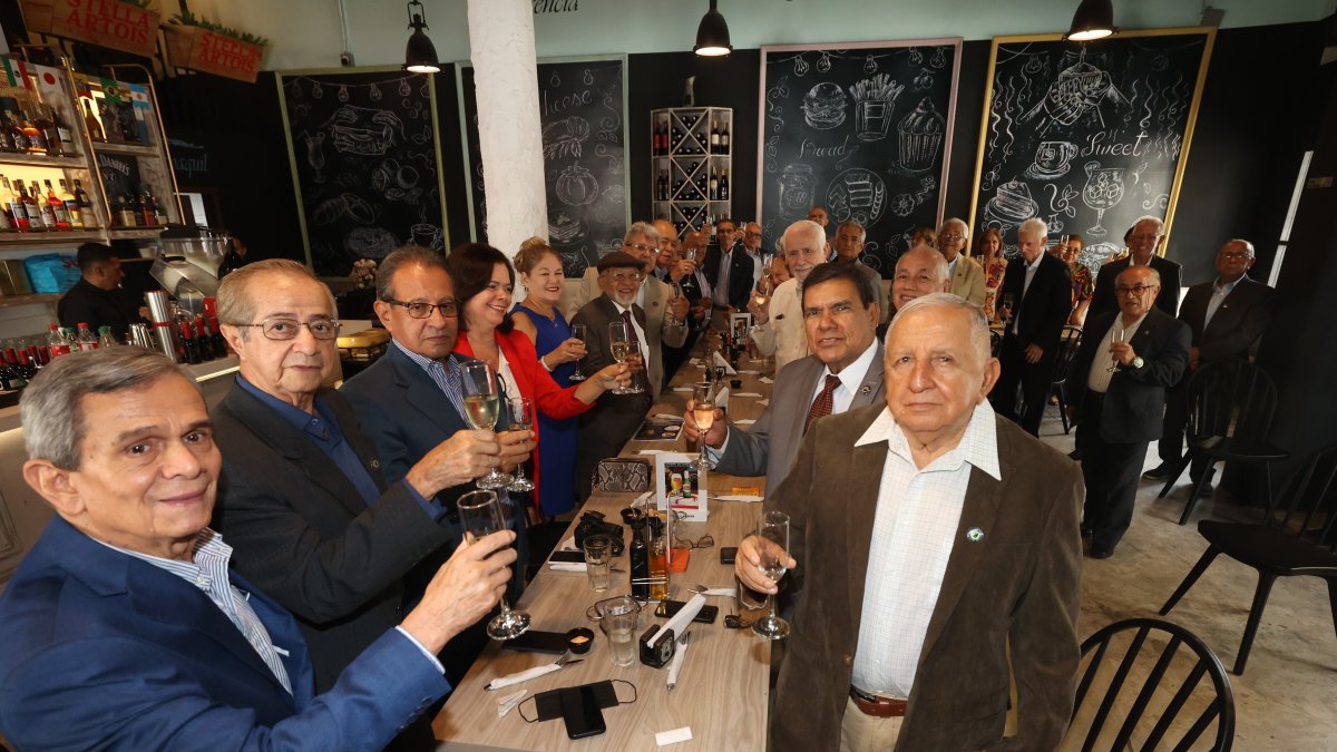 Los exalumnos aguirrenses alzaron sus copas para brindar por esa amistad que perdura.