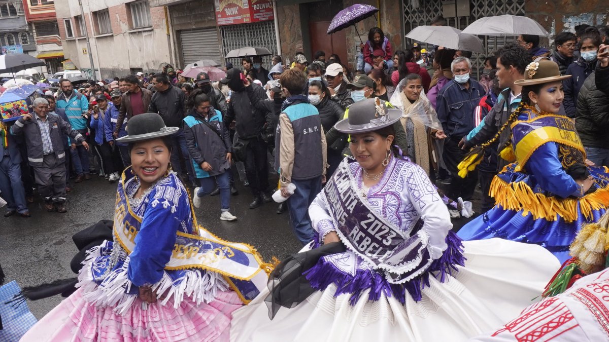 Un grupo de cholitas, las emblemáticas mujeres aimaras bolivianas, bailan ritmos tradicionales del carnaval de Bolivia en La Paz (Bolivia). EFE/