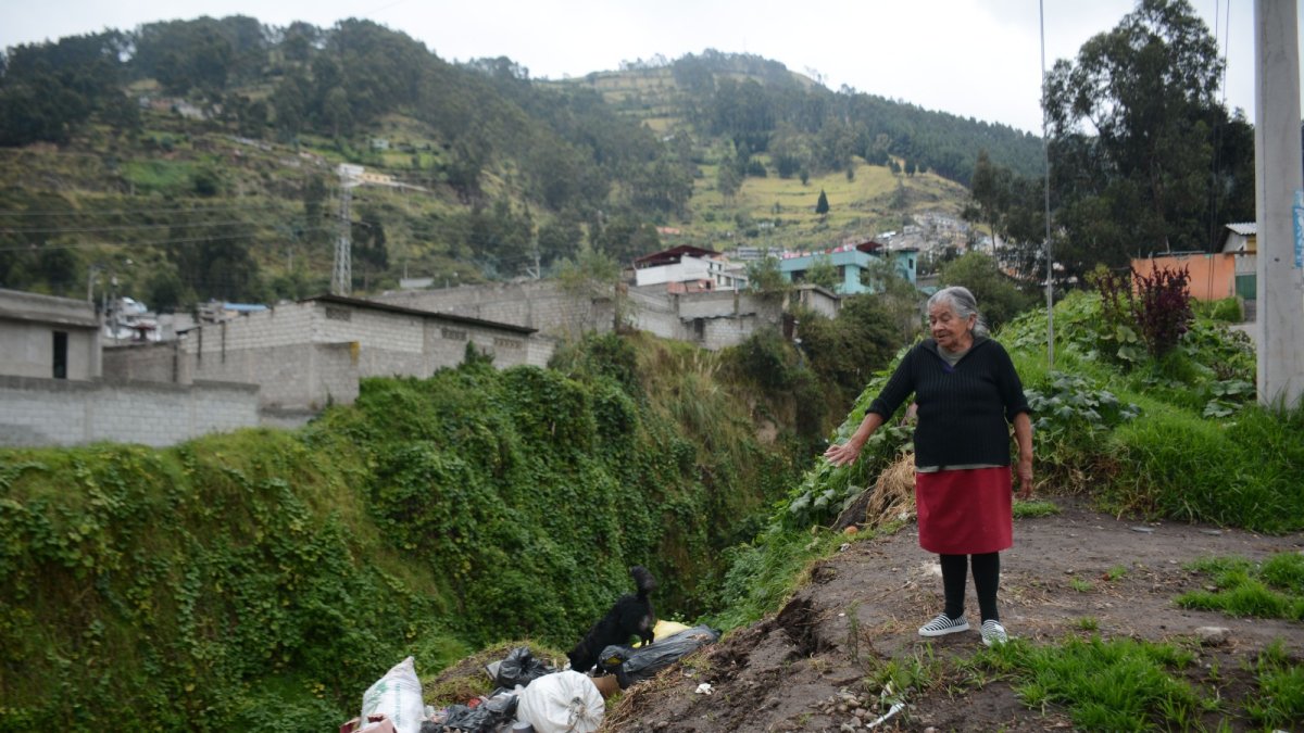 Desorden. Al filo de las quebradas se construyen casas y de paso se convierten en botaderos de desperdicios.