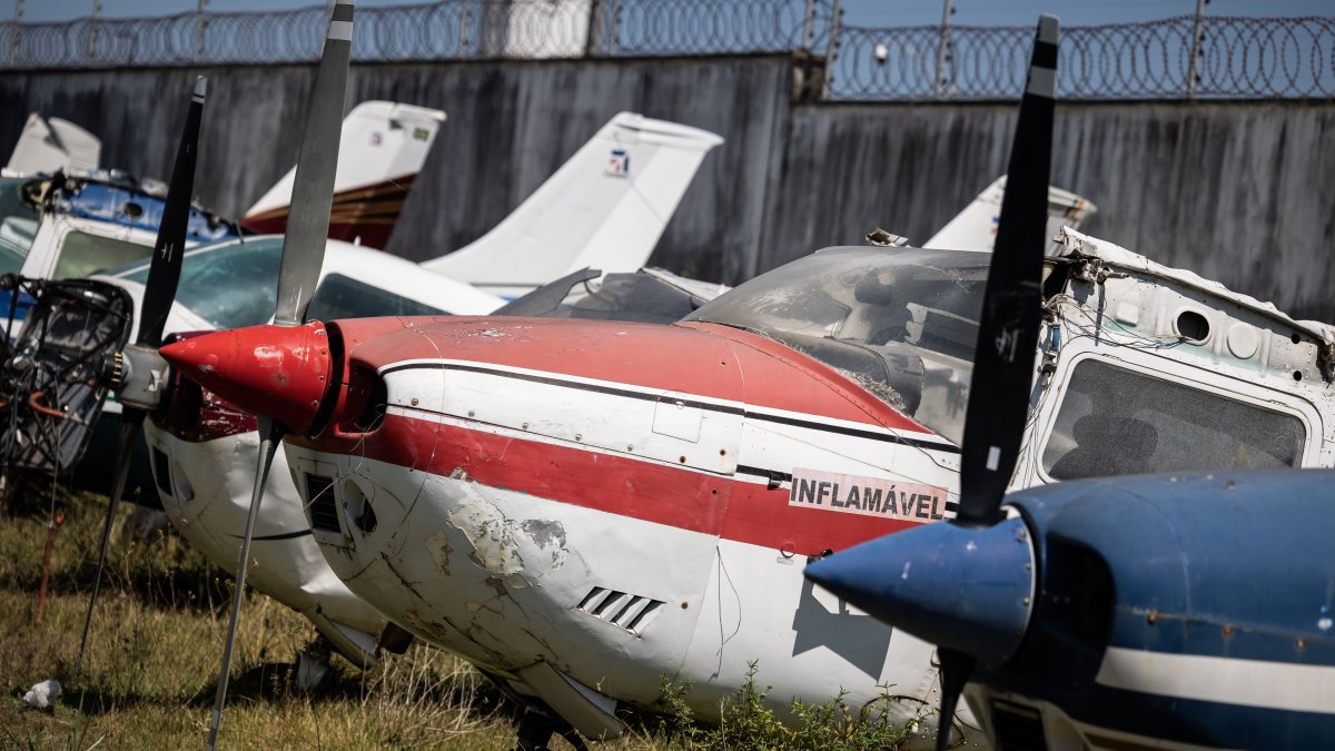 Fotografía de una avioneta confiscada por autoridades brasileñas este martes 31 de enero , en el patio de la Policía Federal en Boa Vista (Brasil). EFE/  
