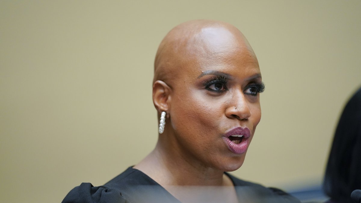 La congresista Ayanna Pressley, líder del movimiento en la Cámara de Representantes, en una fotografía de archivo./Andrew Harnik/Pool