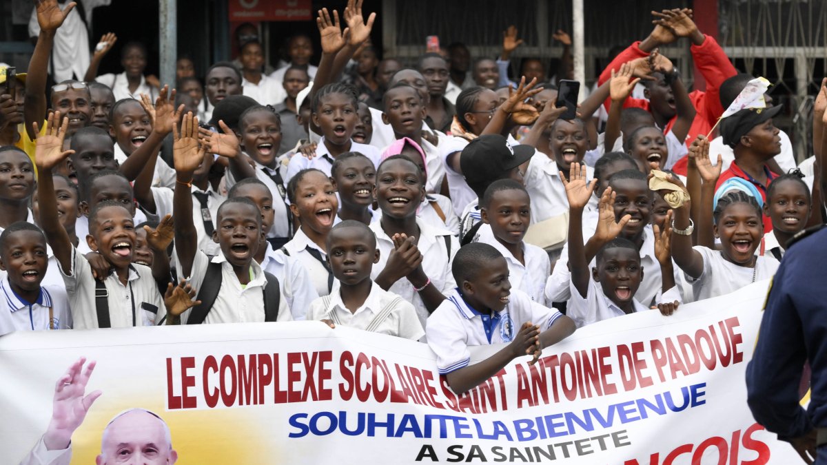 Una foto  muestra a los fieles sosteniendo una pancarta de bienvenida al Papa Francisco (no en la foto) cuando llega a Kinshasa, República Democrática del Congo
