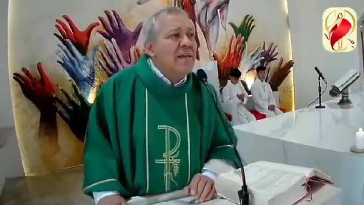 Captura de pantalla del video del sacerdote Marcos Matamoros, de una parroquia cuencana.
