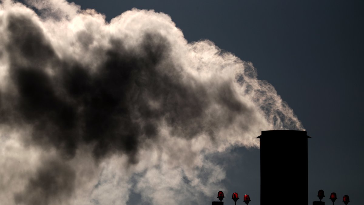 Una columna de humo emerge de una chimenea , en una fotografía de archivo.EFE/
