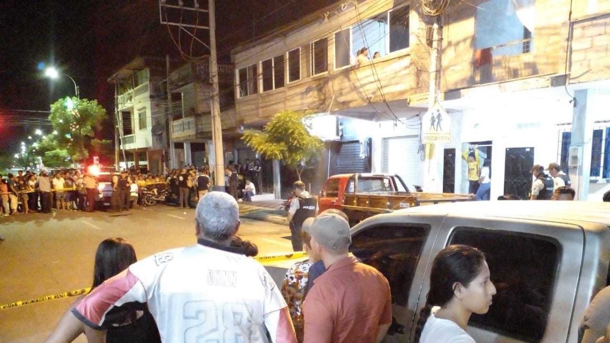 Daule. Un grupo de personas observa desde lejos los incidentes posteriores del ataque criminal en una barbería de este cantón.