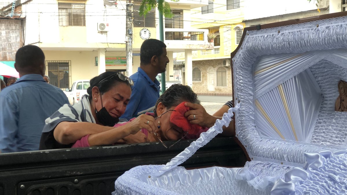 Puebloviejo. Lorenza Franco llora desconsoladamente la muerte de su hijo.