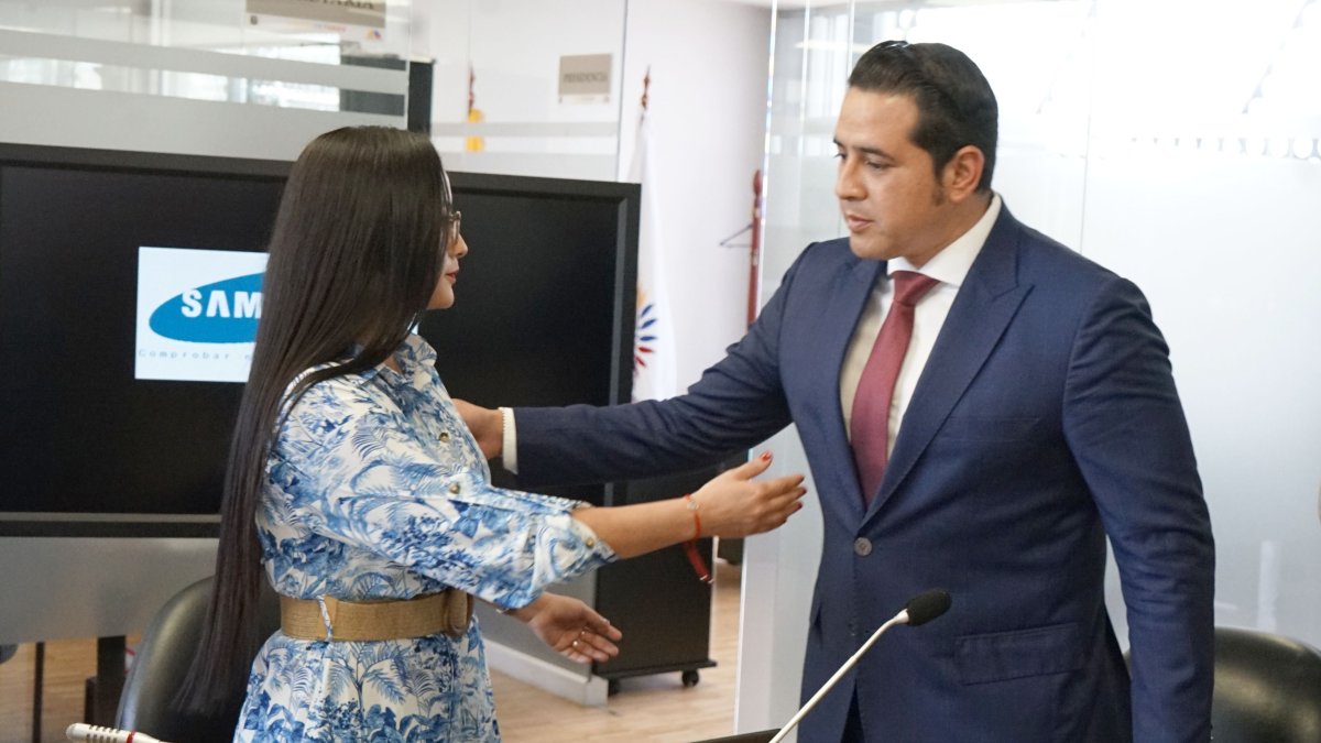 Sesión. Viviana Veloz, presidenta de la comisión del caso  Gran Padrino, y Ronny Aleaga, ambos de UNES, en la reunión de la comisión ocasional del lunes pasado.