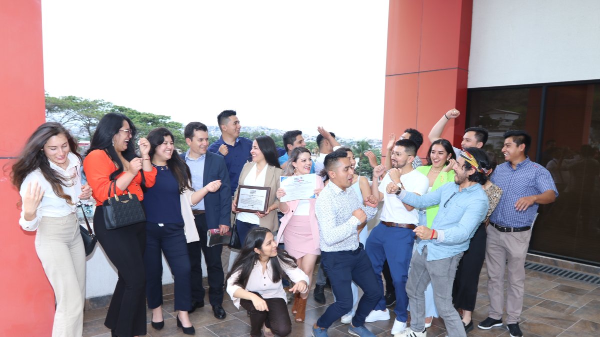 Parte de la comitiva de la UTPL que participó en el concurso. En total fueron 25 los miembros que integraron el equipo ganador.