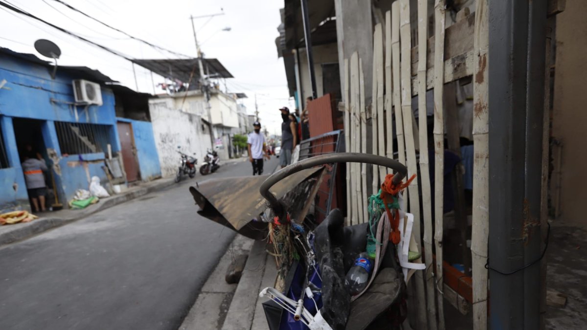 Fuera del domicilio son visibles los daños provocados por el estallido.