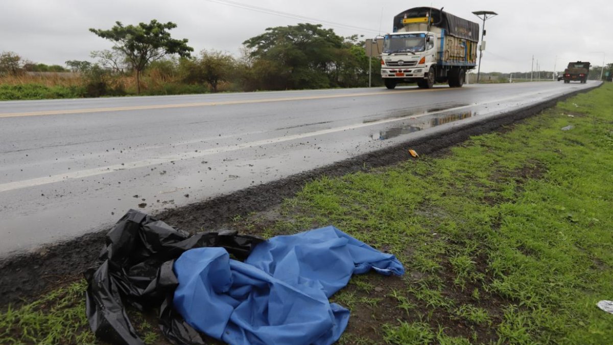 Las fundas que cubrían el cuerpo encontrado en Durán seguían en el sitio horas después