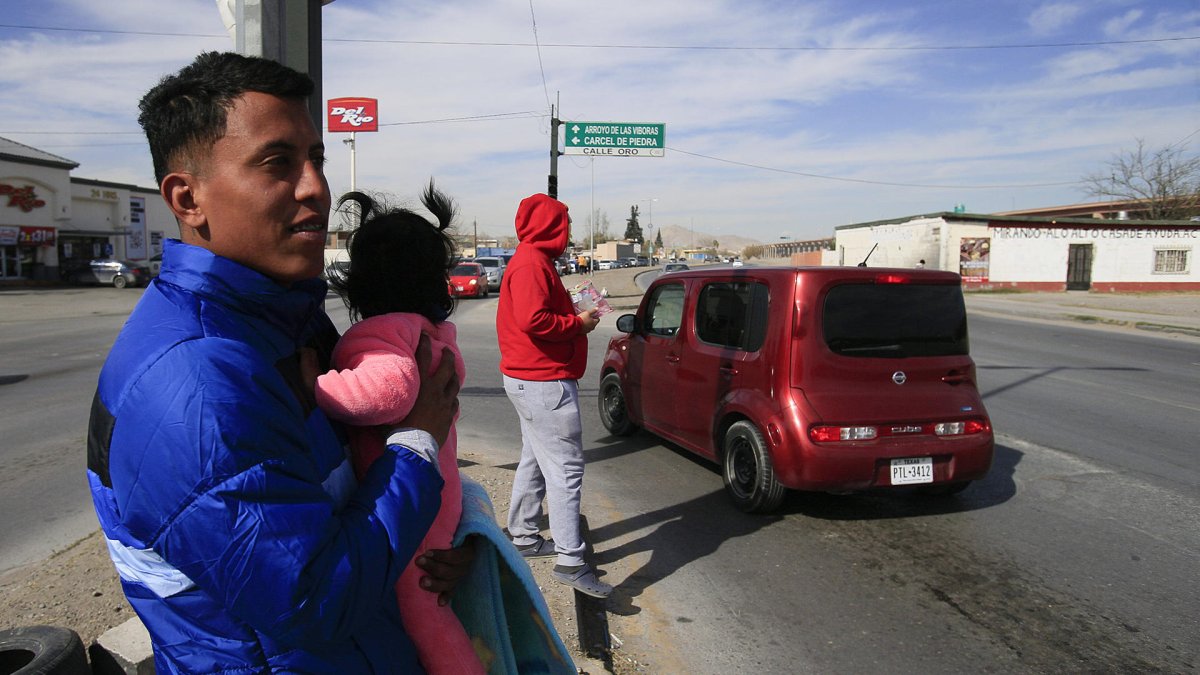 Migrantes venezolanos permanecen en las cercanías del Río Bravo, el 31 de enero de 2023, en Ciudad Juárez, Chihuahua (México).