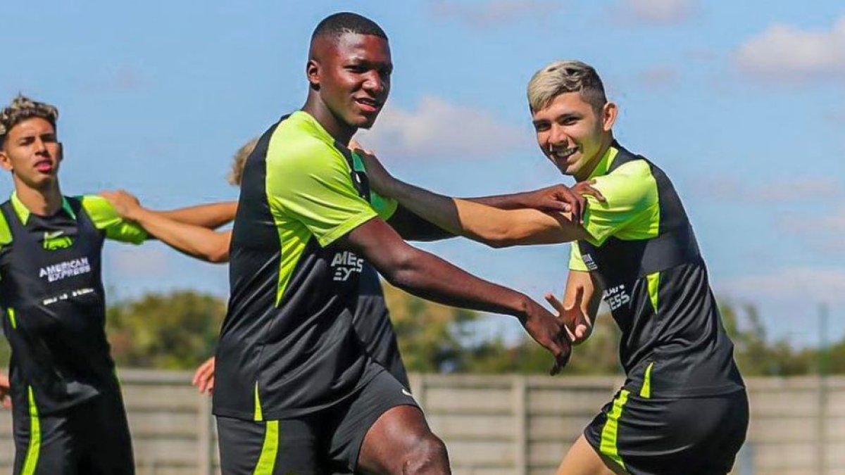 El Niño Moi (c) recibió la autorización del Brighton para retomar los entrenamientos.