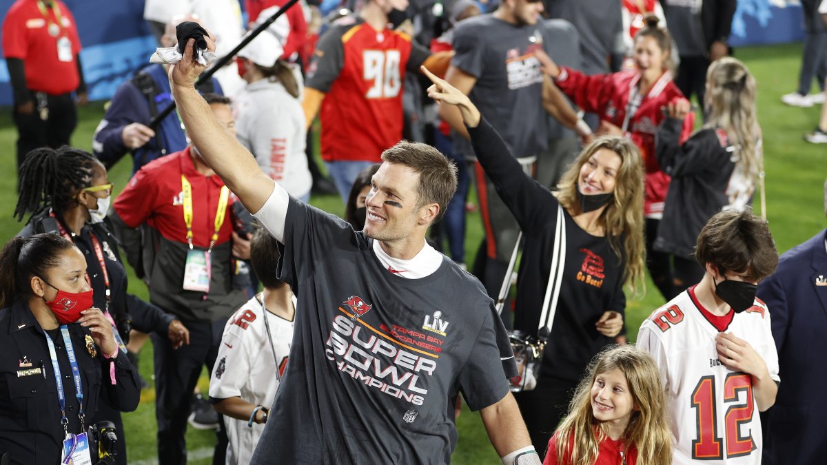 Tom Brady camina junto a su hija Vivian, su hijo Jack y su ahora exesposa Gisele Bundchen, tras ganar el Super Bowl de febrero de 2021.