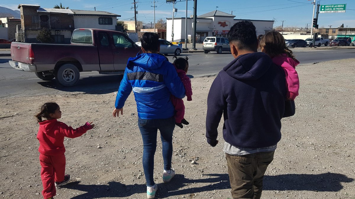 Una familia de migrantes venezolanos, permanecen en las cercanías del Río Bravo, el 31 de enero de 2023, en Ciudad Juárez, Chihuahua (México).