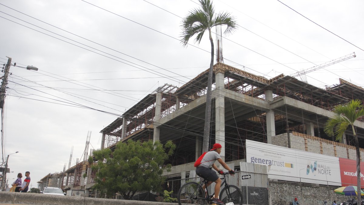 El edificio aún se mantiene en construcción.