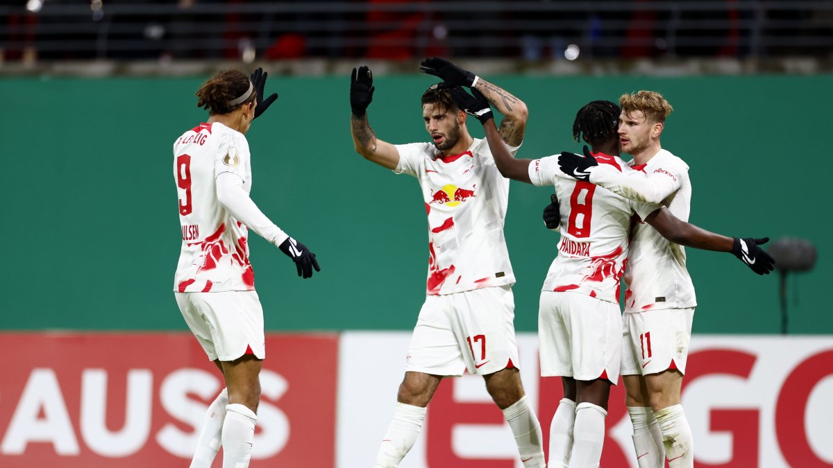 Los jugadores del Leipzig celebran uno de los goles en la victoria.