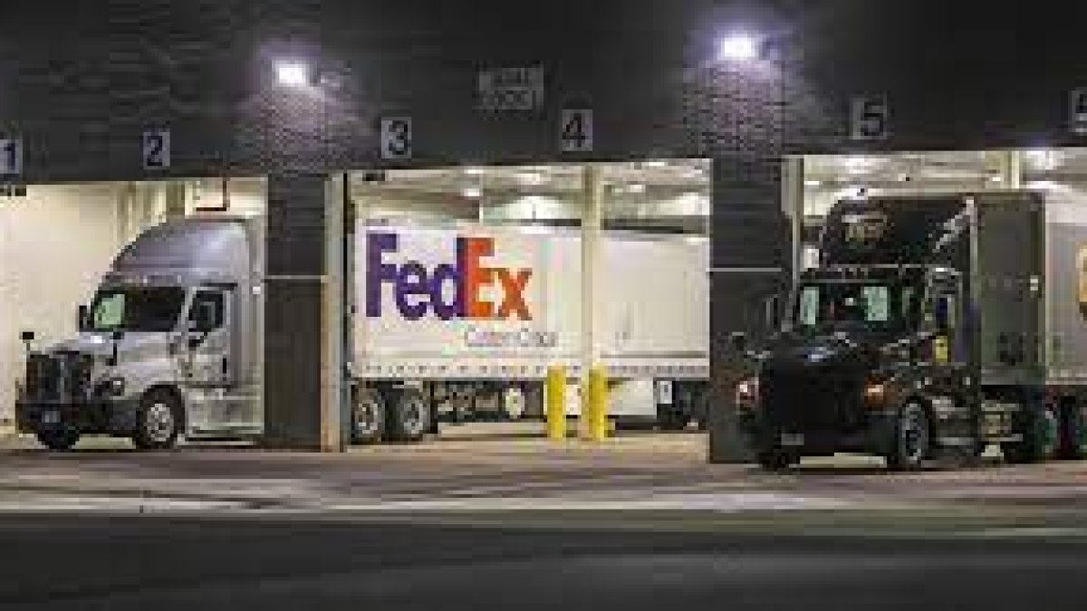 Transporte.- Uno de los camiones que labora para FedEx