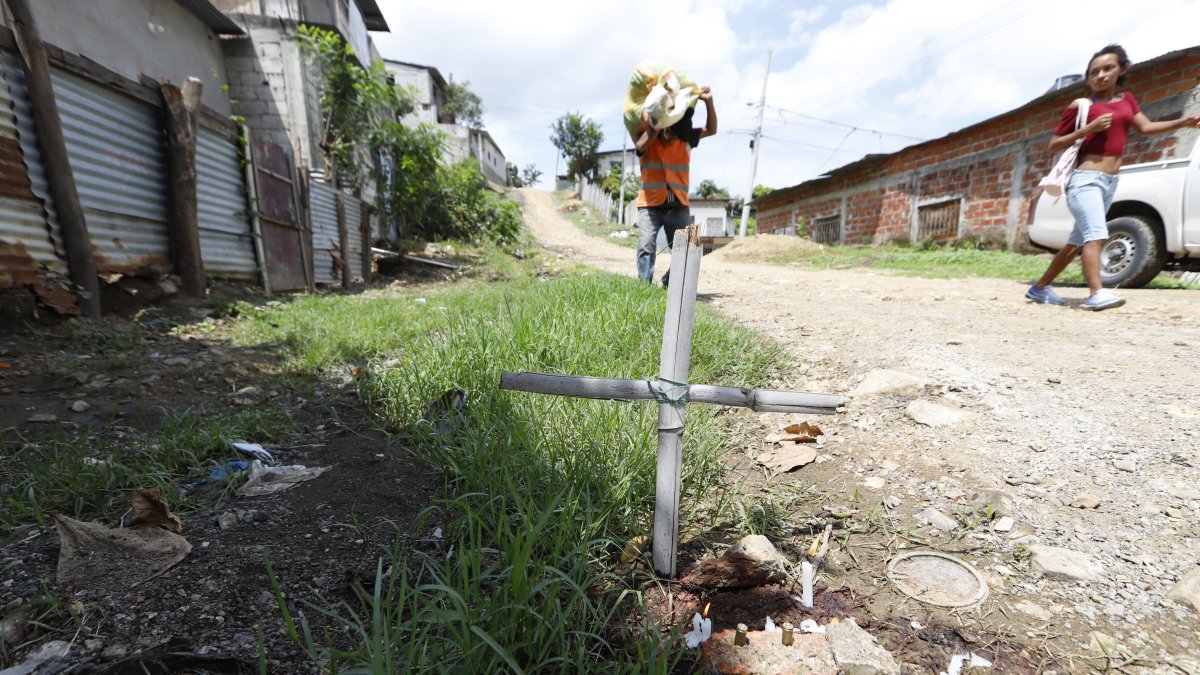 Guayaquil. Una cruz improvisada marca el lugar de uno de los crímenes.