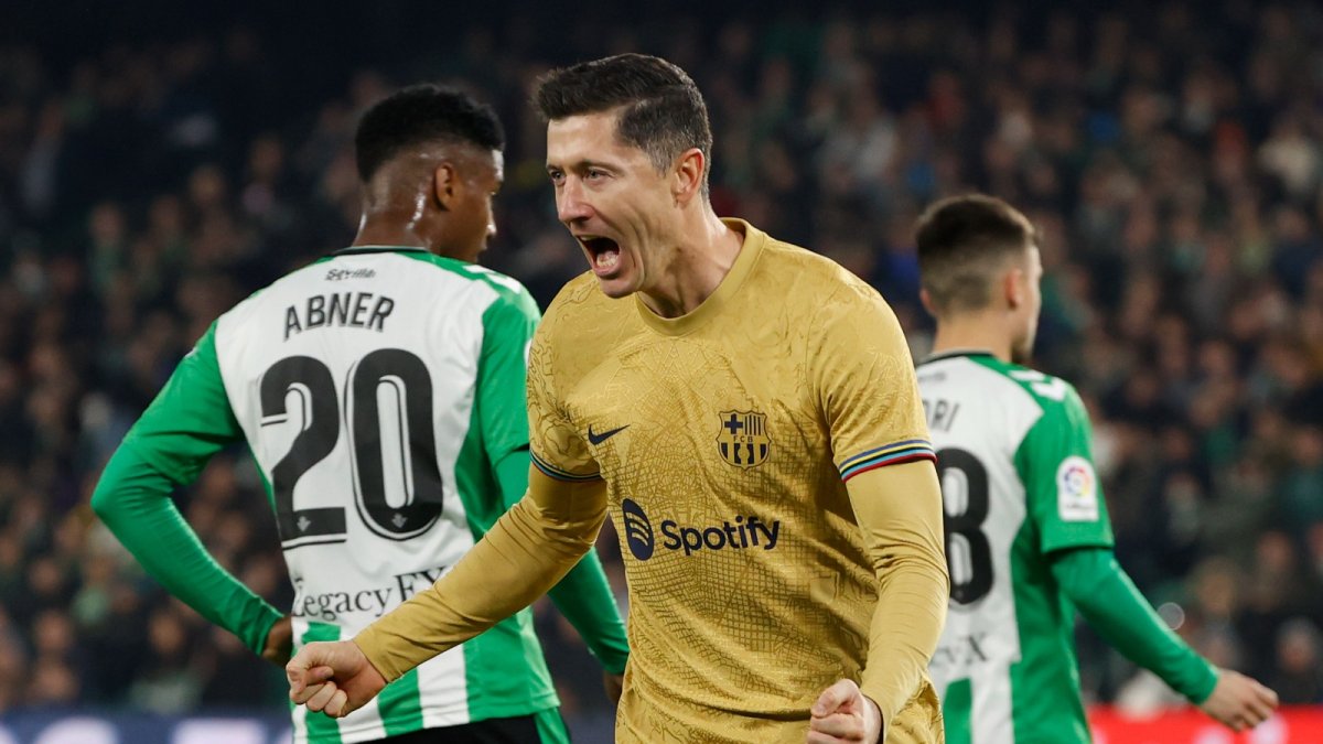 Robert Lewandoski, delantero de Barcelona, celebra su anotación frente al Betis.