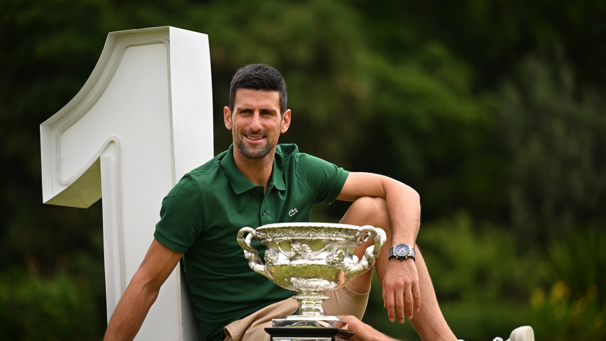 Novak Djokovic posa en la foto oficial con el trofeo del Abierto de Australia que se tomó este miércoles 1 de febrero, junto al # 1 mundial que recuperó.
