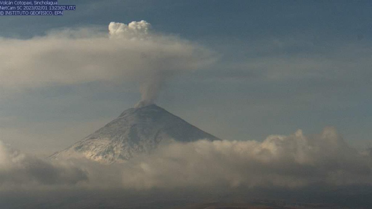 Referencia. El Cotopaxi emanó gas y el Instituto Geofísico alertó de su actividad.