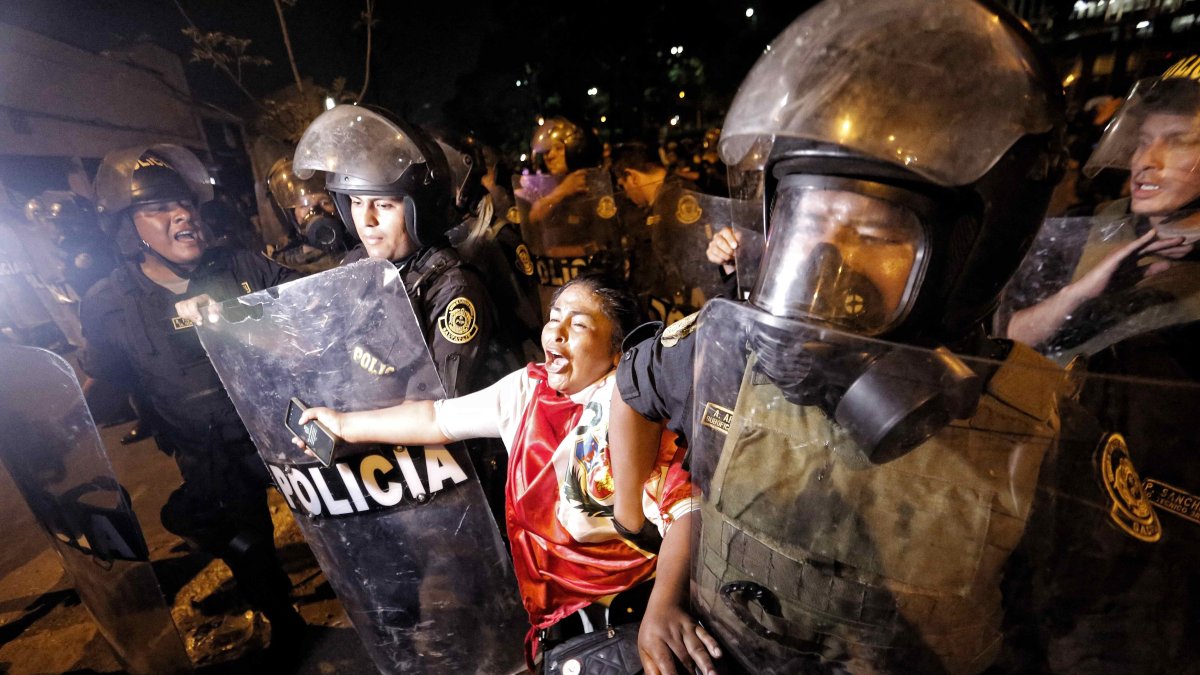 Policías detienen a una ciudadana que protesta contra el Gobierno de Dina Boluarte, en Lima (Perú).    EFE/ Antonio  