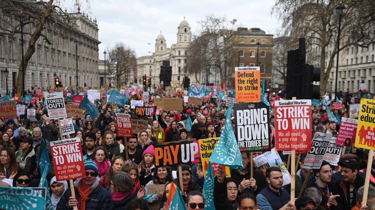 Manifestantes marchan este miércoles en Londres en dirección a Westminster en una jornada de huelga para reclamar mejoras salariales. EFE/EPA/NEIL HALL