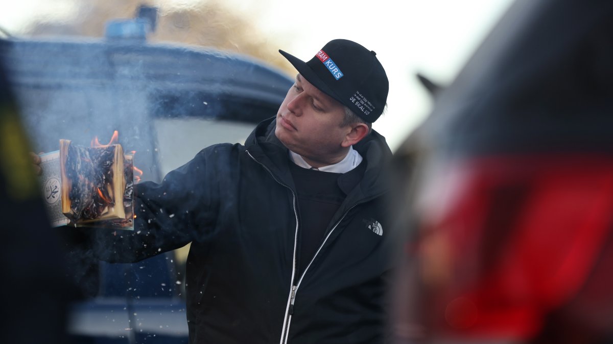 Rasmus Paludan, líder del partido antiislámico de extrema derecha quema un ejemplar del Corán frente a la embajada turca en Copenhague el pasado 27 de enero. /Olafur Steinar Gestsson