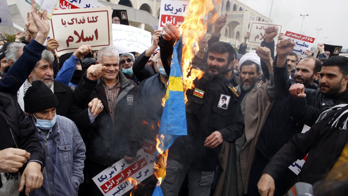 Los iraníes queman la bandera de Suecia durante un mitin contra Suecia / EFE