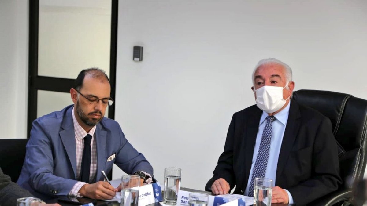 Funciones. El ministro de Energía y Minas, Fernando Santos Alvite (d), en una actividad oficial. Él también fue asesor en esa institución pública.